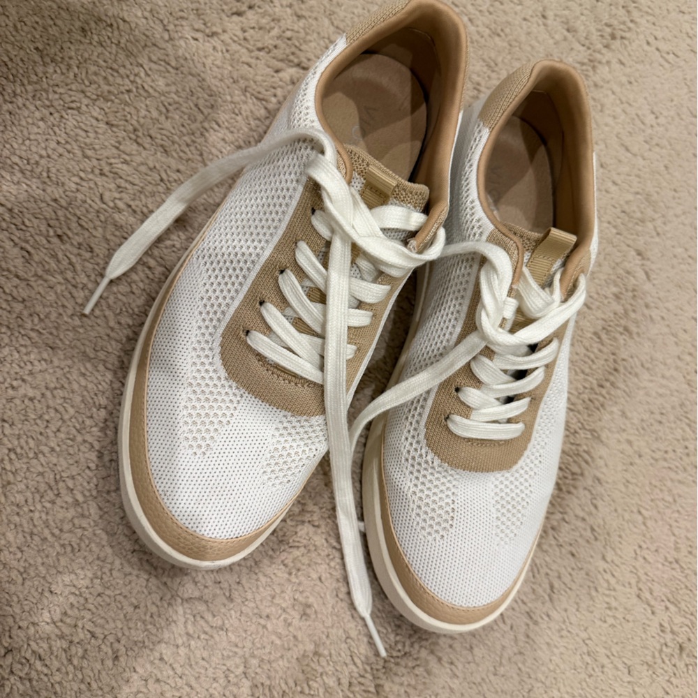 Women’s Vionic sneakers size 9.5